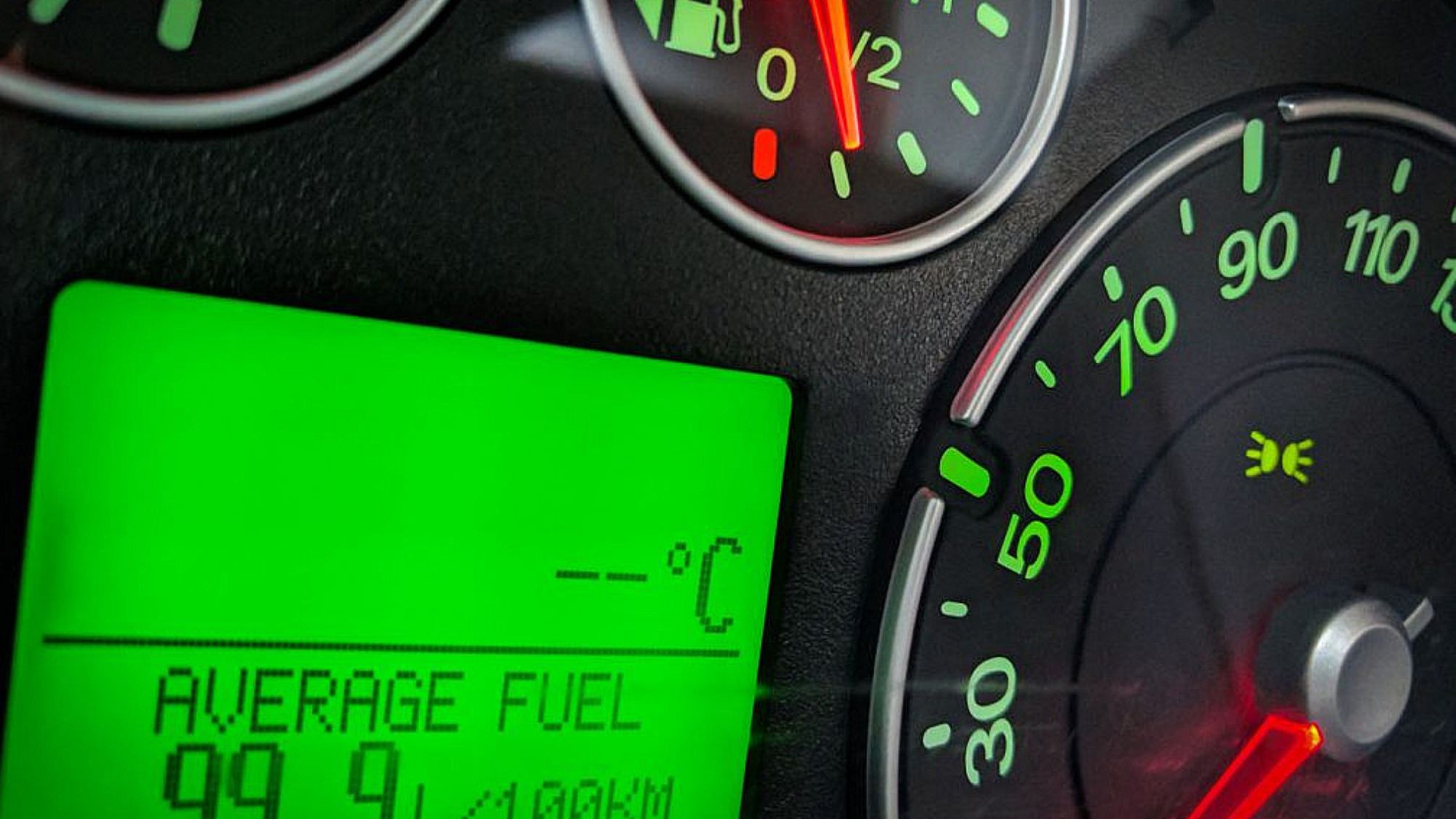 A car speedometer showing how fuel injectors cleaning boosts fuel efficiency